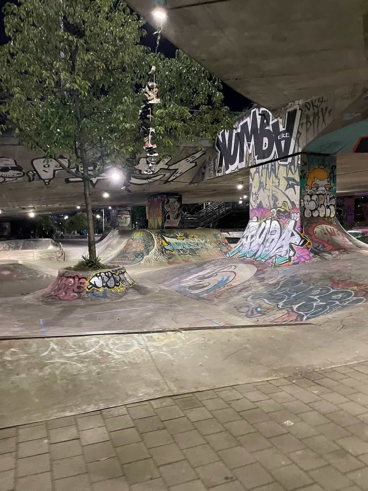 Puente de la 4 Sur bridge and skatepark illuminated at night in El Poblado, Medellín, official photo from the Mayor of Medellín