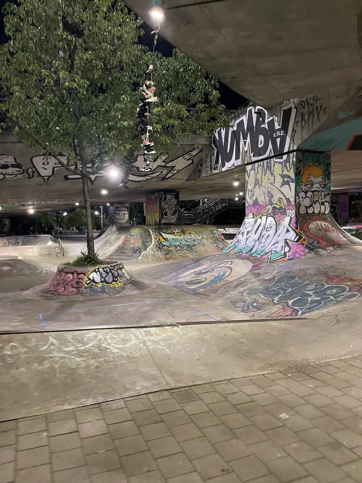 Puente de la 4 Sur bridge and skatepark illuminated at night in El Poblado, Medellín, official photo from the Mayor of Medellín